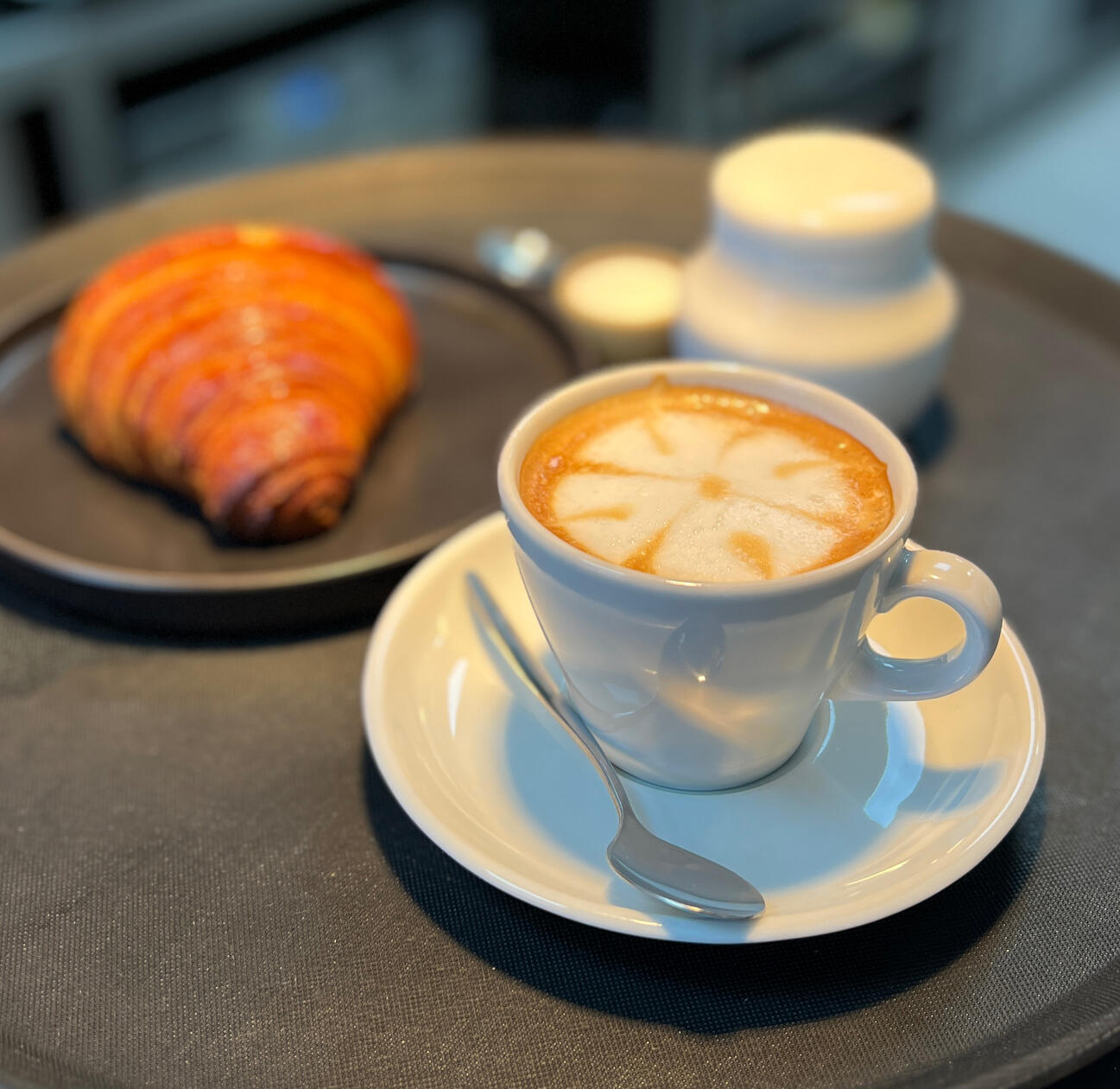 CLASSIC / cafe con leche, croissant / $5200