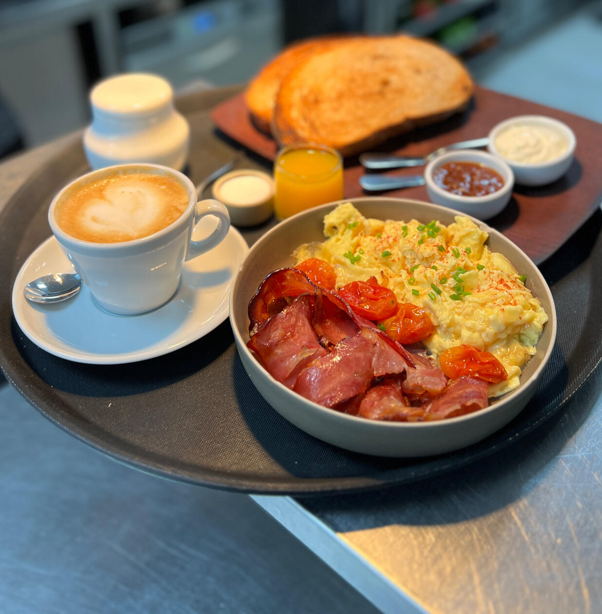 AMERICANO / cafe con leche, huevos, pancetta, tomates confitados, tostadas de masa madre, mermelada, manteca casera, exprimido natural / $11490