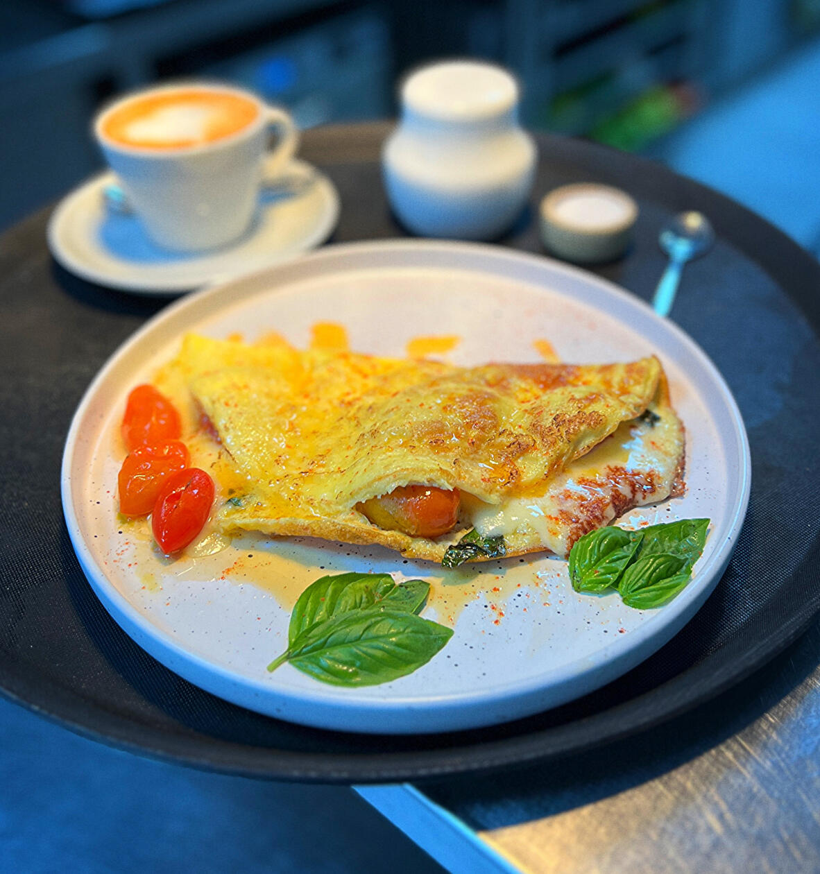 OMELETTE / de hongos o caprese, cafe con leche / $8990