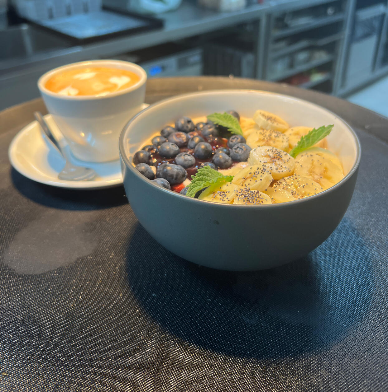 AVENA BOWL / cafe con leche, avena, vainilla whey protein, pasta de mani, bananas, frutos rojos / $7400