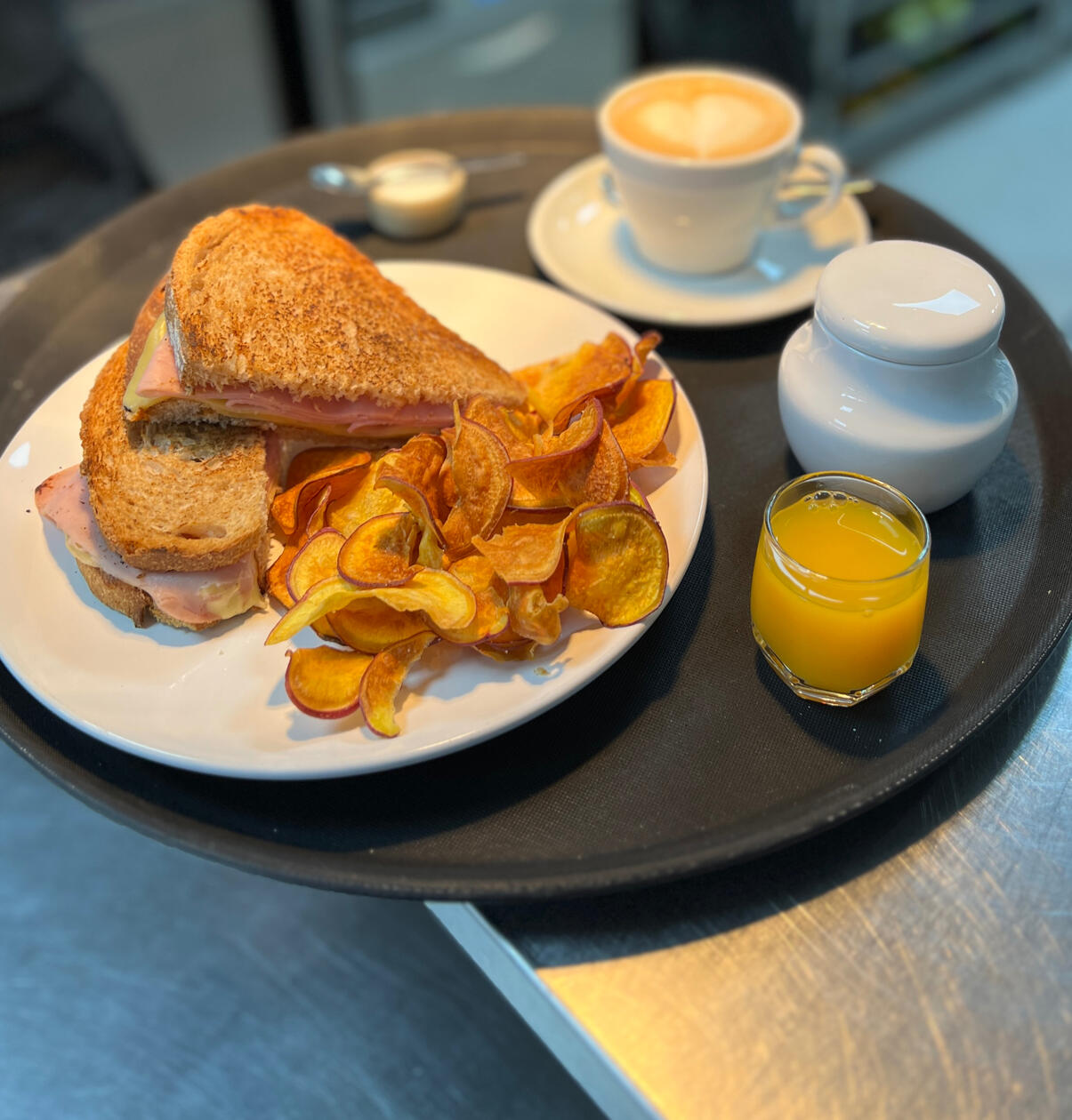 CLASSIC PLUS / cafe con leche, croissant de pastelera o tostado de jamon y queso, exprimido de naranja / $7990