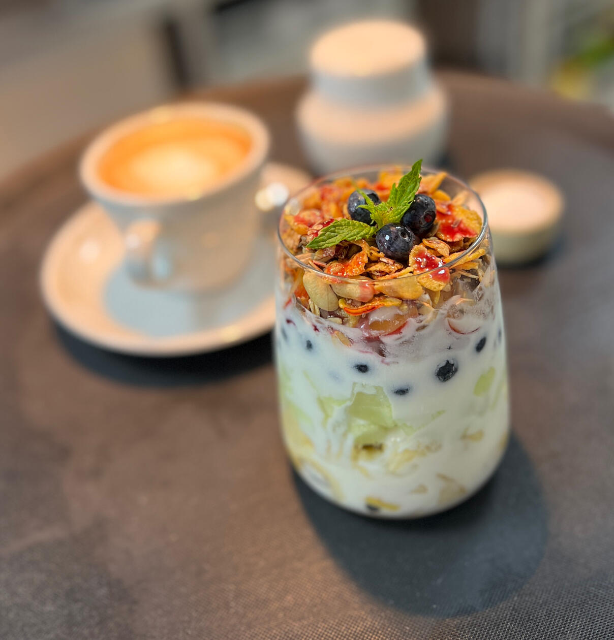 YOGURT CON GRANOLA / mas fruta frescas, cafe con leche / $8990