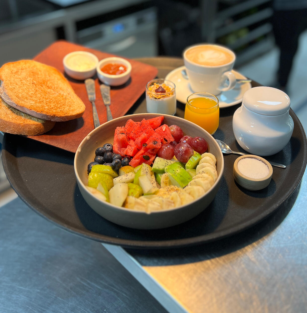 DE CAMPO / cafe con leche, pan casero, manteca casera, dulce de leche, miel o mermelada, frutas de estacion, yogurt natural, exprimido natural / $11490