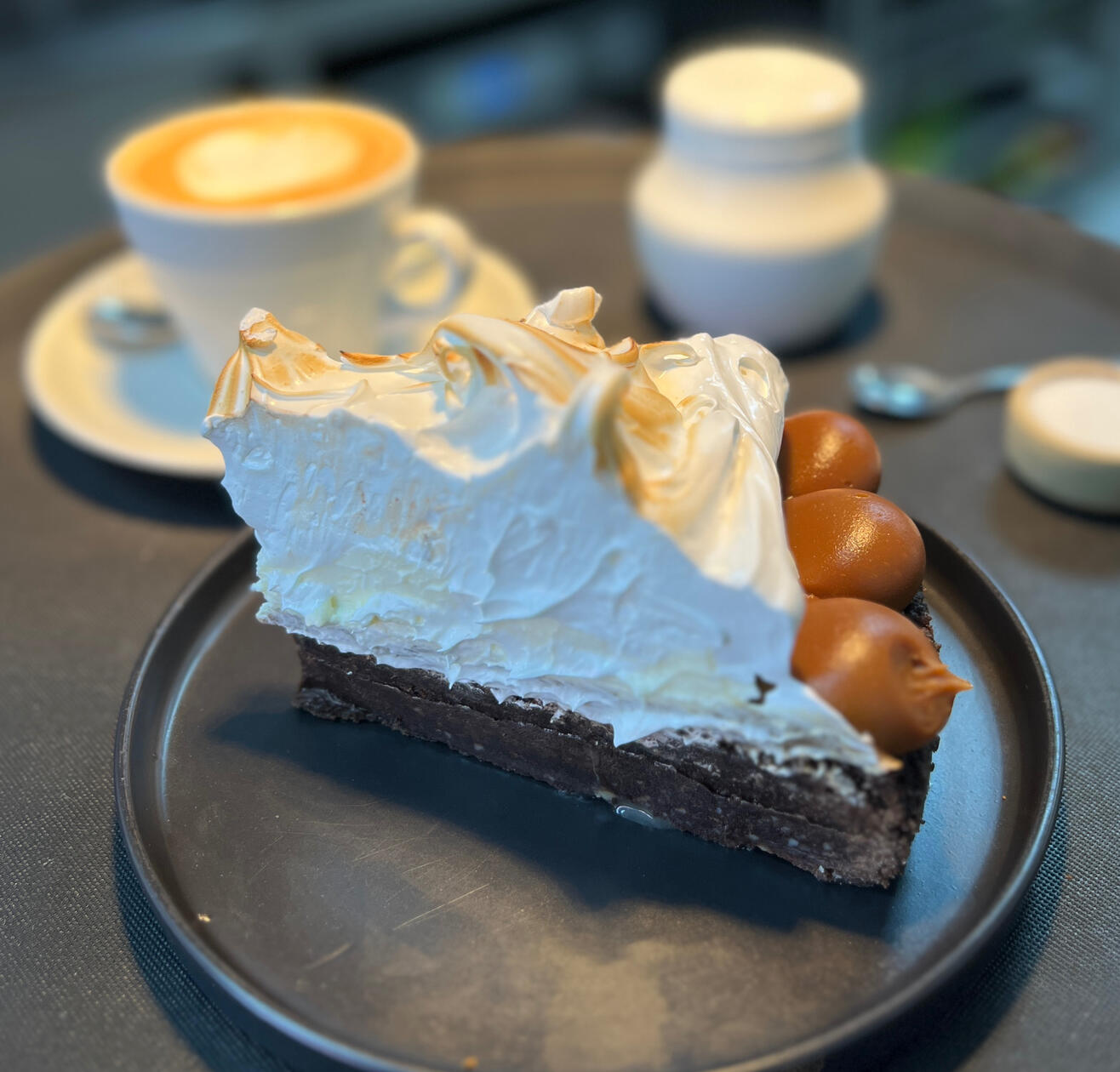 DULCE / torta a elección, cafe con leche, chocolatada o exprimido / $9490