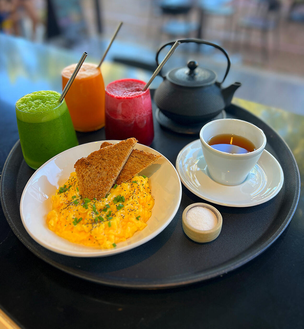 DETOX / un jugo natural a elección: (remolacha, ciruela, manzana) (zanahoria, naranja, jengibre) (manzana, pepino, menta, apio) huevos revueltos, pan integral, te a elección / $9990