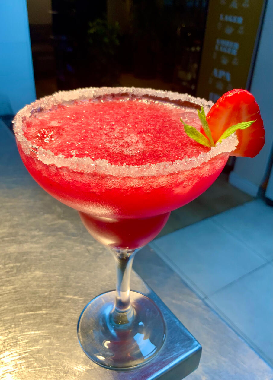 DAIQUIRÍ / Pulpa de frutilla, jugo de limón, rom, azúcar y hielo / $7500