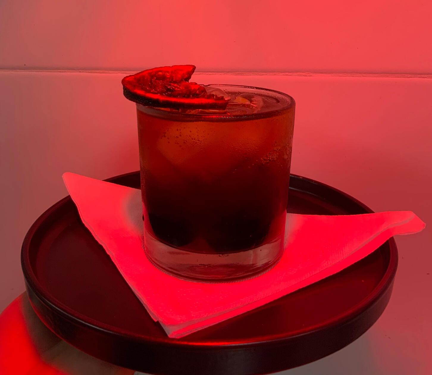 VERMOUTH/ vermouth rosso, soda, exprimido de naranja. $6.000