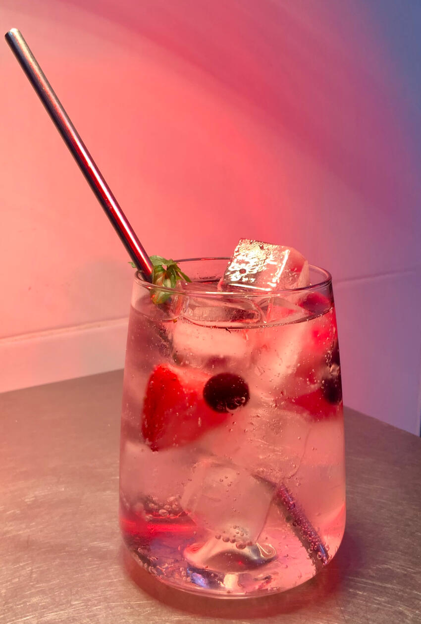 GIN TONIC / Gin, agua tónica, frutos rojos y hielo / $7700