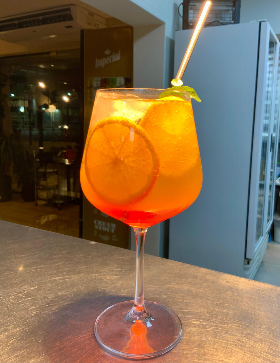 APEROL SPRITZ/ Aperrol, naranjas, champagne y hielo / $7700