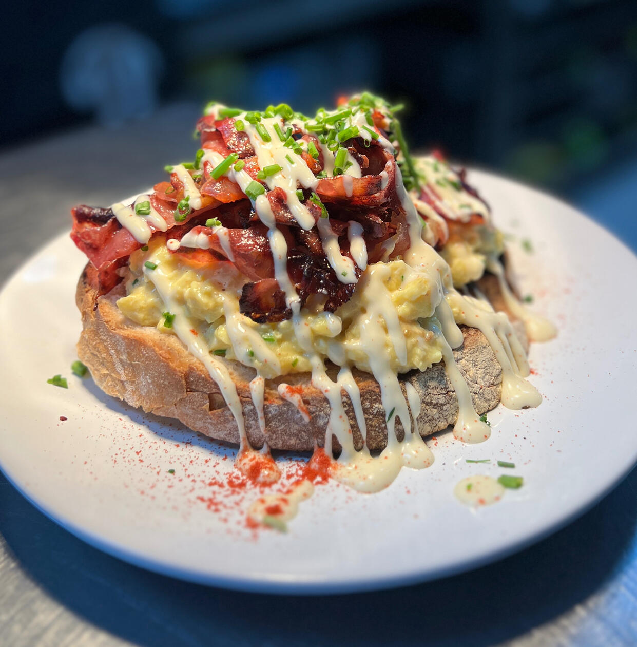 TOSTON AMERICANO / Masa madre, huevos revueltos con queso crema, panceta, aeoli, toque de siracha y ciboulette / $8990