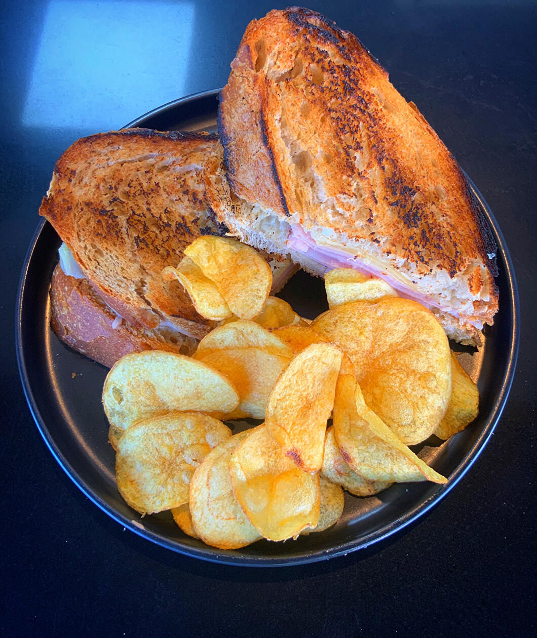 TOSTADO / jamón y queso, masa madre tostada, mayonesa, papas / $6990