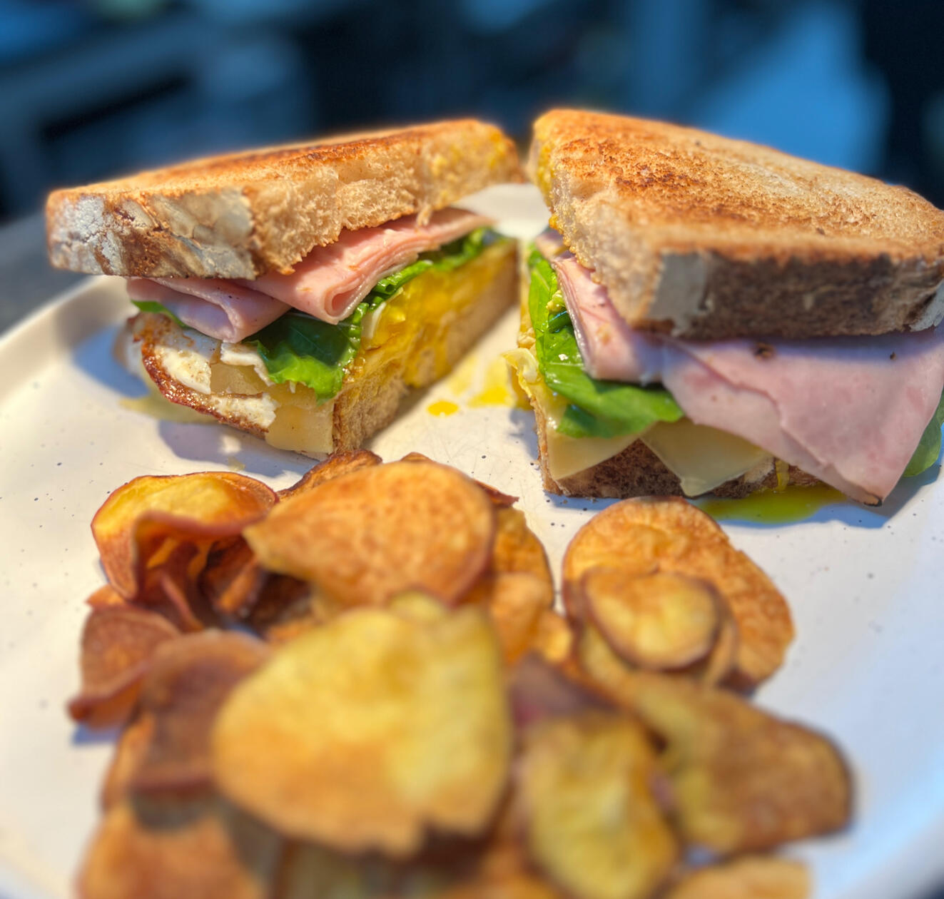 TOSTADO PLUS / jamón y queso, huevo frito, finas hierbas, rucula, oliva, masa madre tostada, mayonesa, papas / $8990