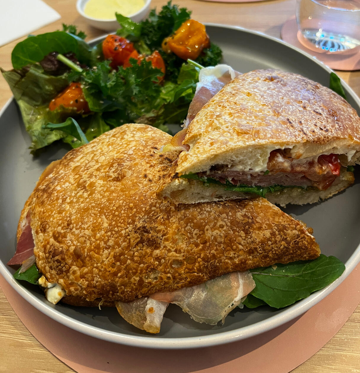 CIABATTA JAMON CRUDO / jamón crudo, queso crema, pesto, tomates confitados, rucula y chips / $9990