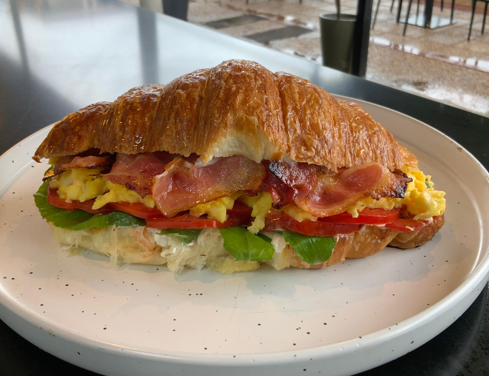 CROISSANT AMERICANO / queso crema, rúcula, tómates, huevo revuelto, panceta / $9990