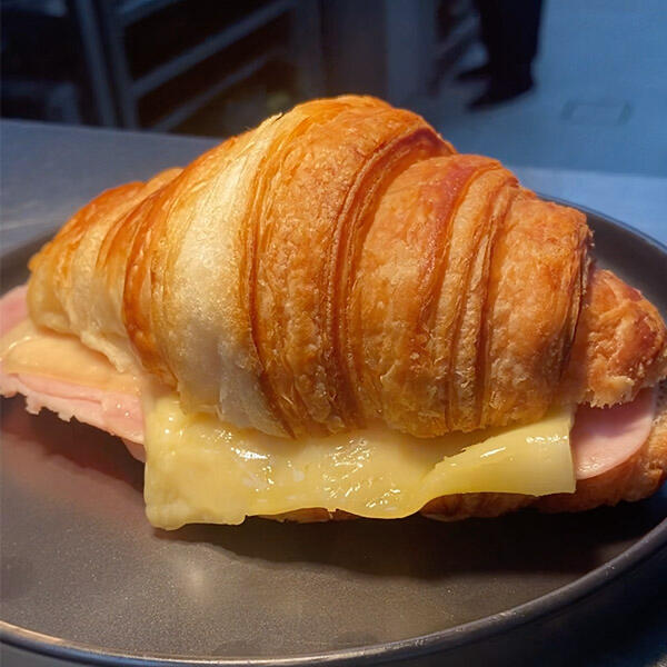 MAFALDA / croissant con jamón y queso / $4990