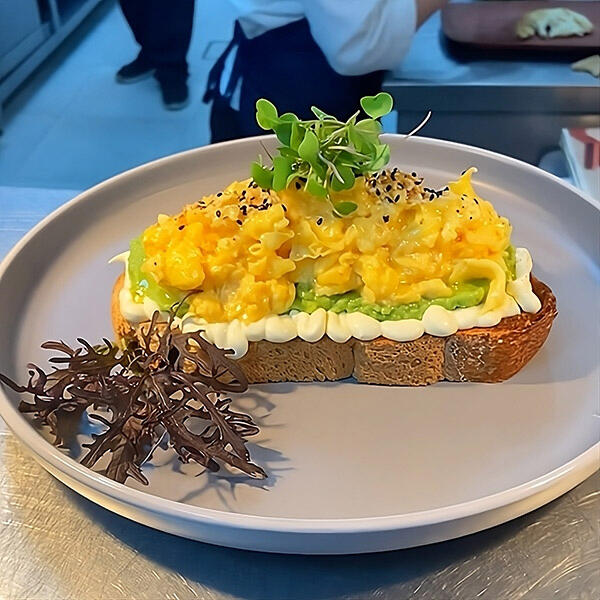AVOCADO TOAST / masa madre, palta, queso crema, huevos revueltos, semillas, brotes de estación, oliva / $8990