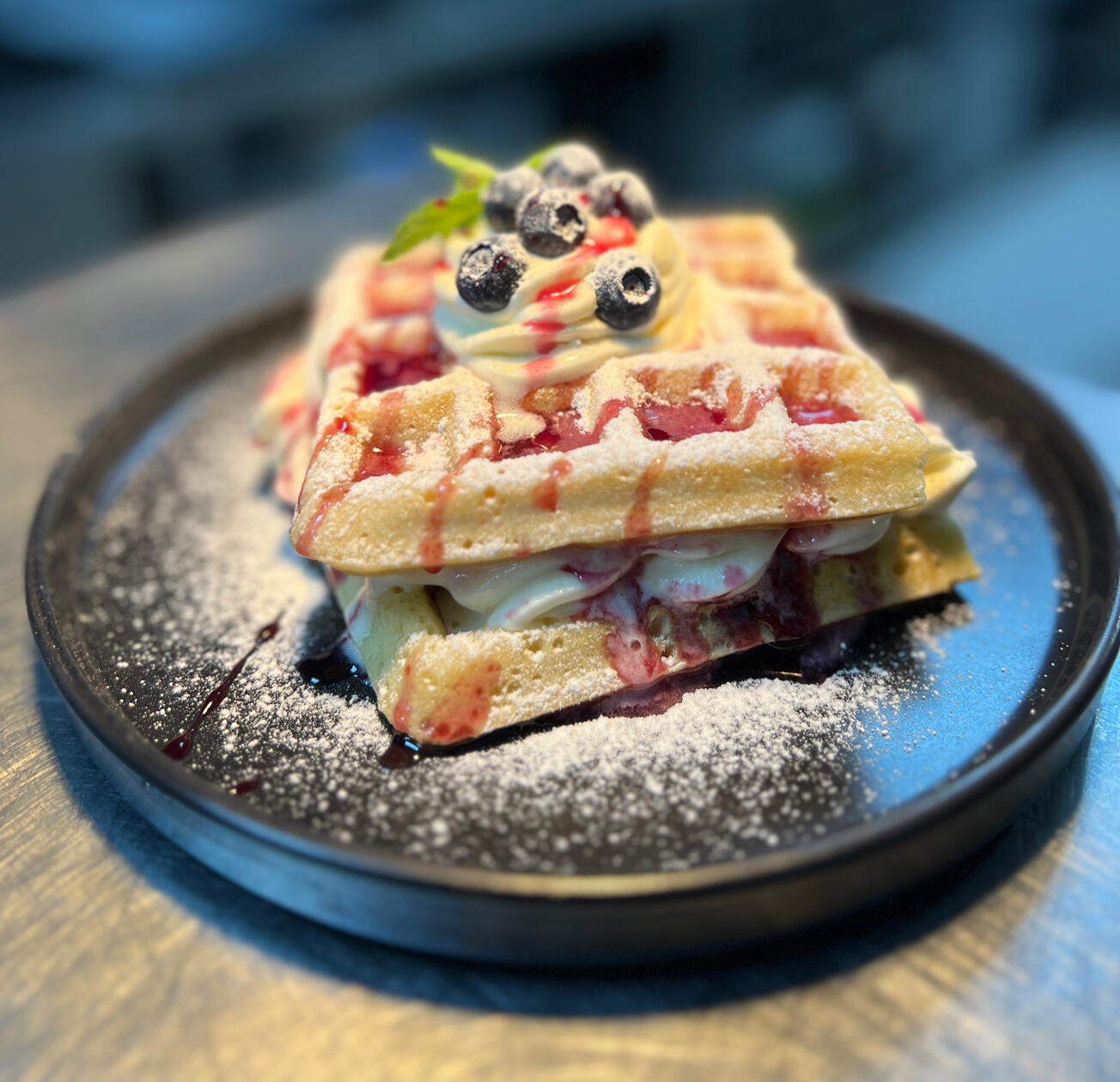 WAFFLE DE FRUTOS ROJOS / con crema chantilly, azucar glass, arandanos frescos / $6800