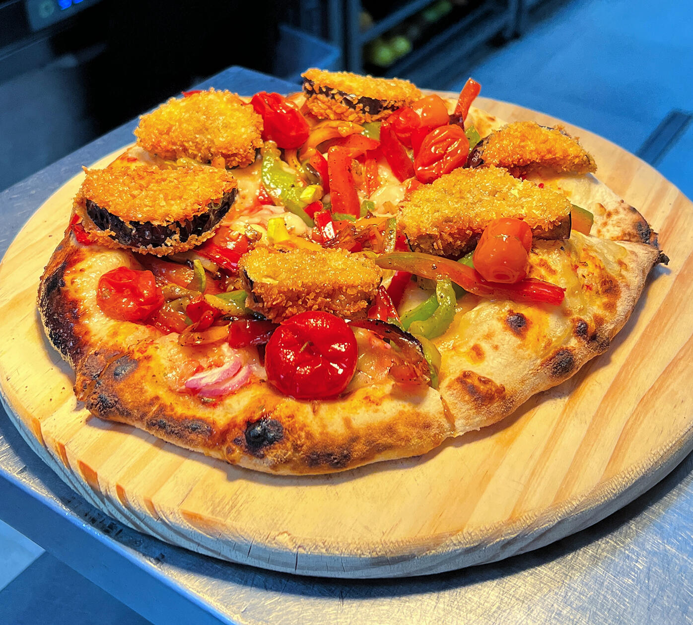 DE LA HUERTA / Berenjenas rebozadas, tomates confitados, zucchinis, pimientos, salsa de tomate, mozzarella / $19990