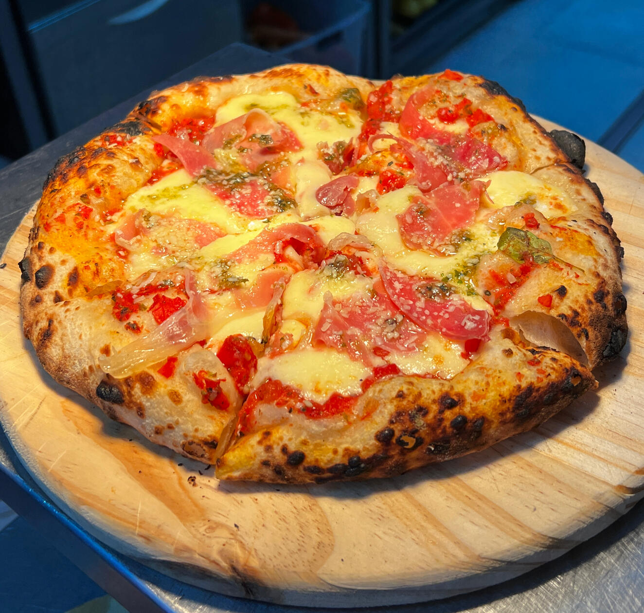 PESTO / salsa de tomate, jamón crudo, pesto, parmesano / $19990