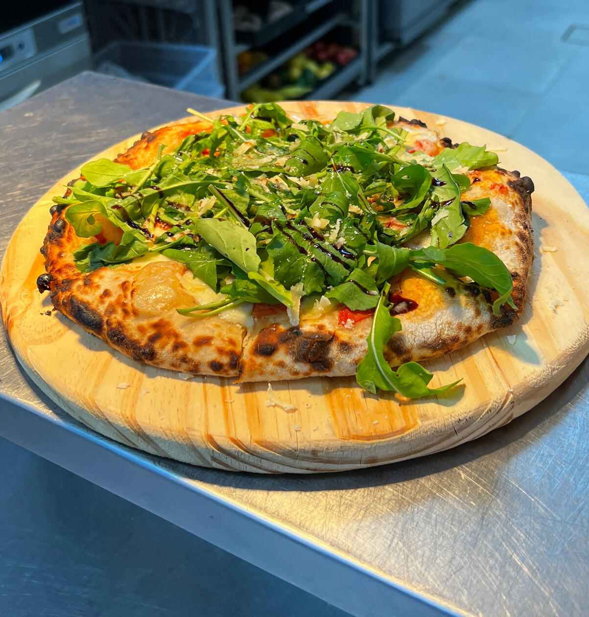 RUCULA / rucula, salsa de tomate, mozzarella fresca, parmessano, aceto / $19990