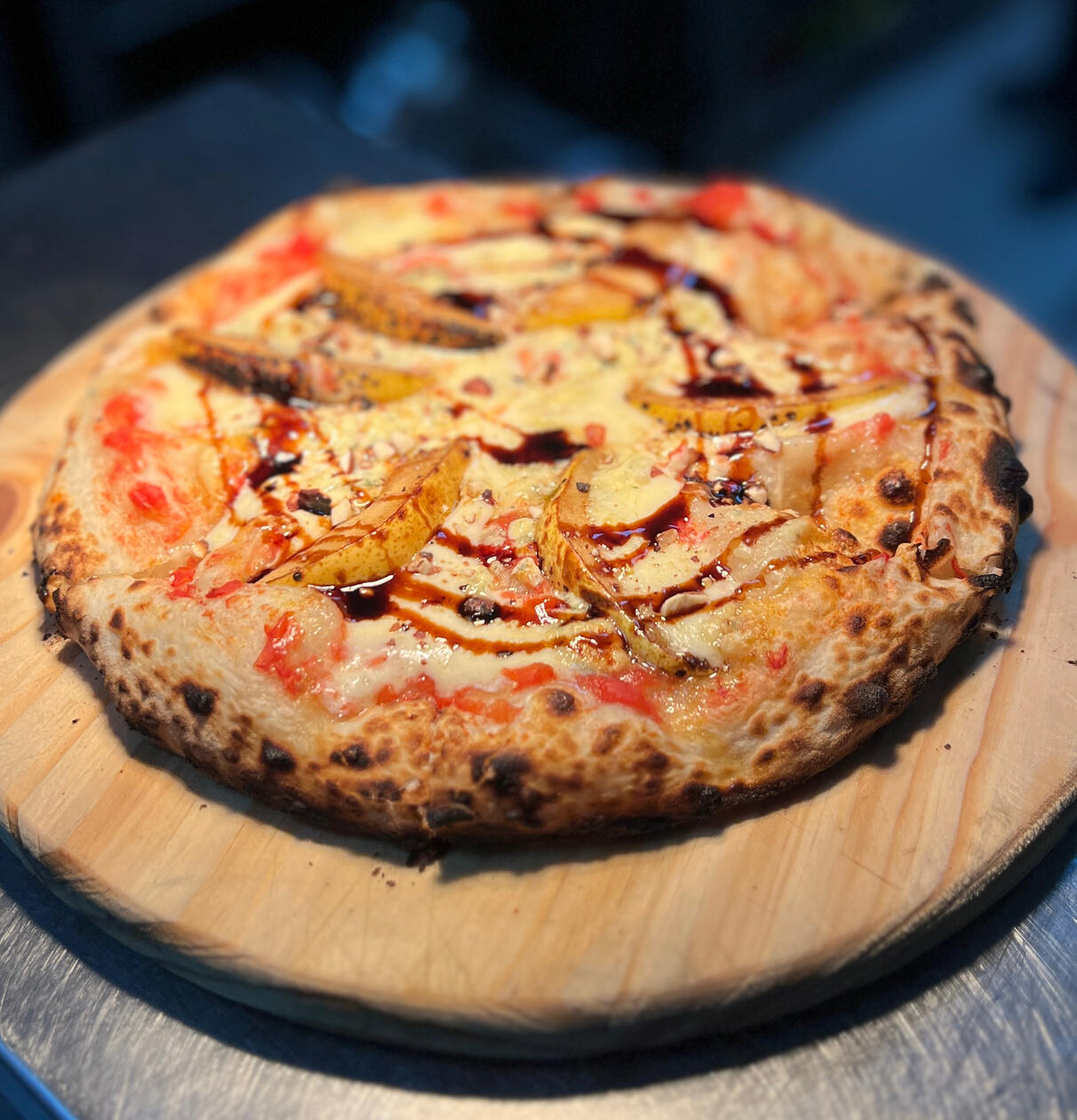 PERAS ASADAS / mizarella, queso azul, acheto, almendras caramelizadas/ $19990