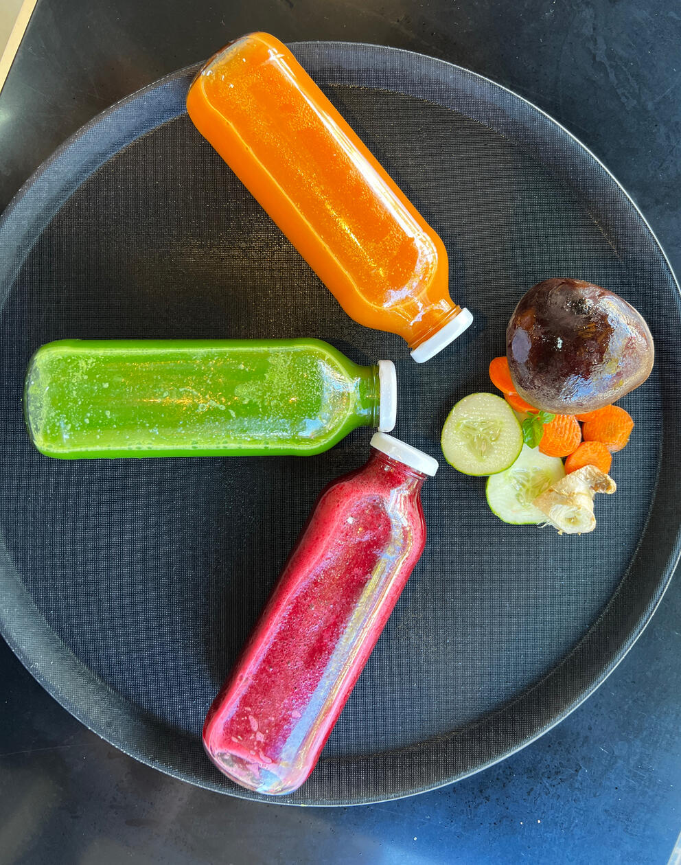 RED: remolacha, ciruela, manzana / ORANGE: zanahoria, naranja, jengibre / GREEN: manzana, pepino, menta, apio / $4290