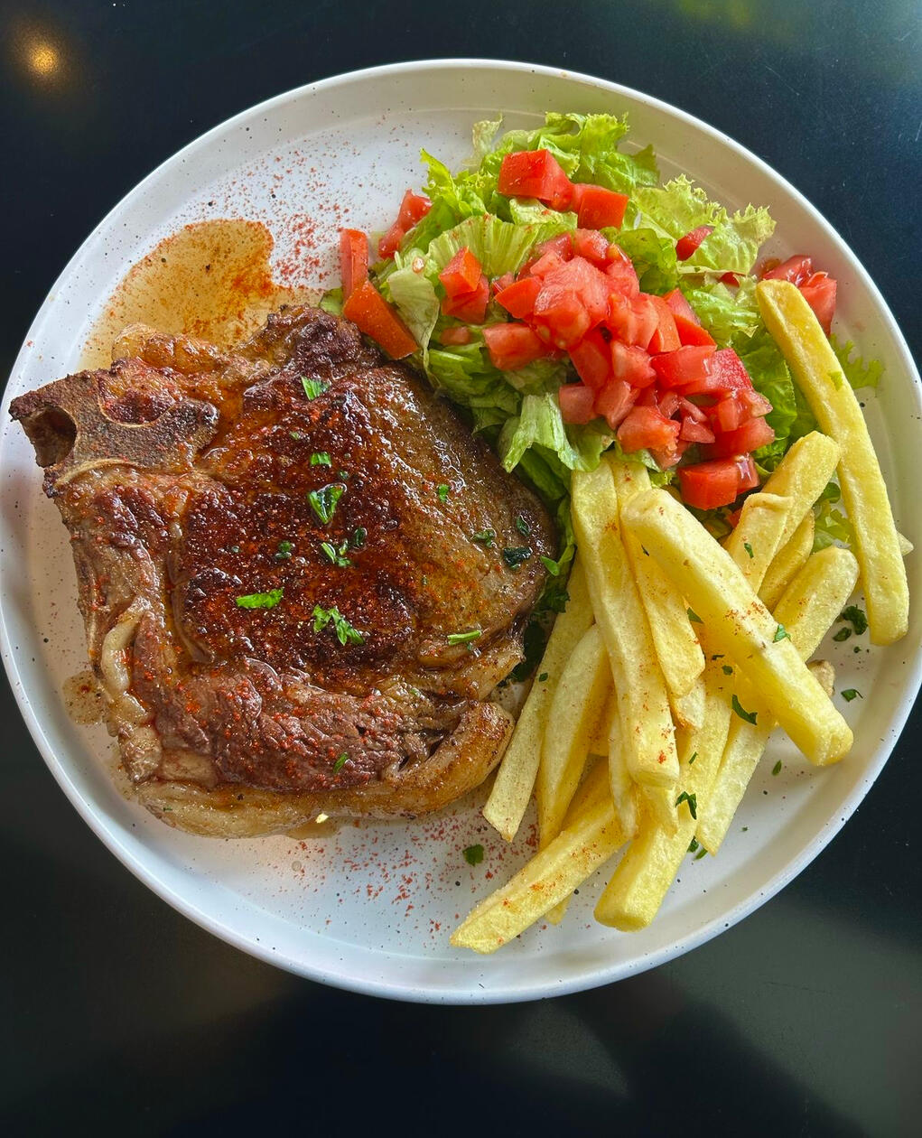 CHULETON / chuleta de vaca de 500gr, papas, ensalada, chimi / $21990