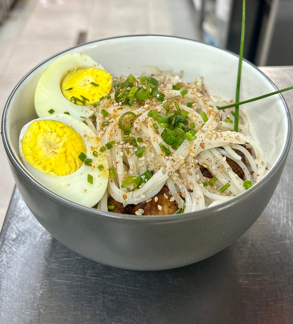 WOK ORIENTAL / fideos de arroz, pollo, pimientos, cebolla, zanahorias, hongos, jengibre, salsa teriyaki, salsa de soja, semillas de sésamo, aceite de sésamo, huevo, sriracha / $12990