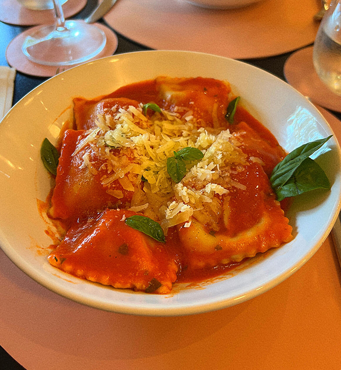 RAVIOLES / rellenos de osobuco y salsa roja con albahaca / $17290