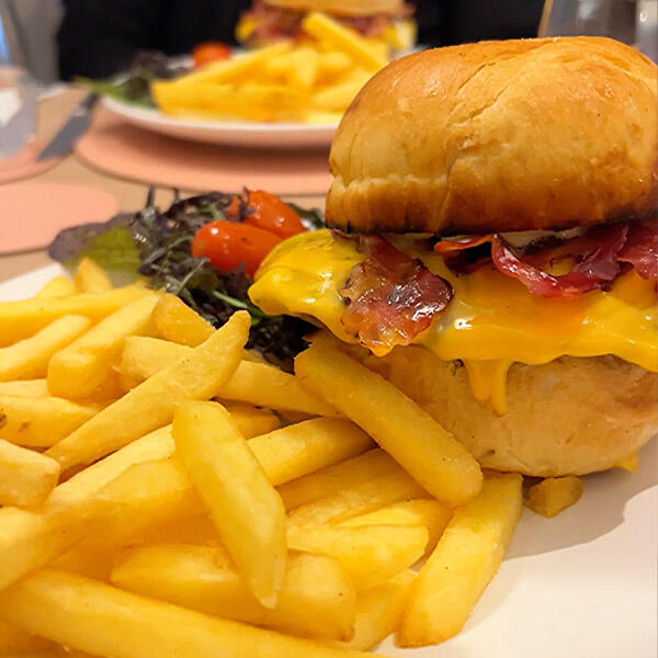 HAMBURGUESA AMERICANA / carne de ternera, pan de papa, cheddar, pancetta, pepinillos, mayonesa de trufa, fritas / $13990