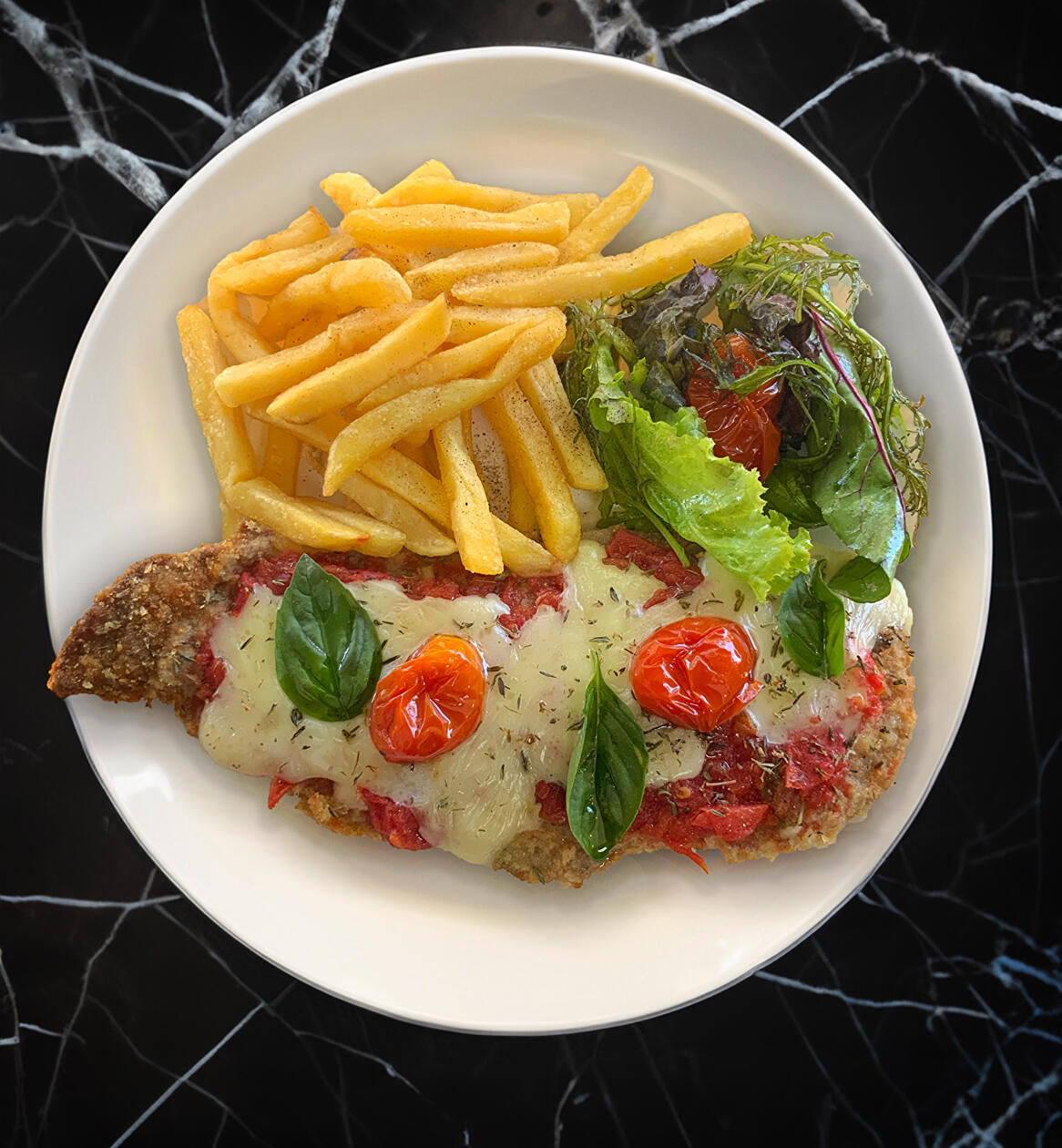 MILANESA NAPOLITANA / milanesa de ternera, salsa de tomates, mozzarella, cherry confitado, albahaca fresca, papas fritas, buque de verdes / $15990