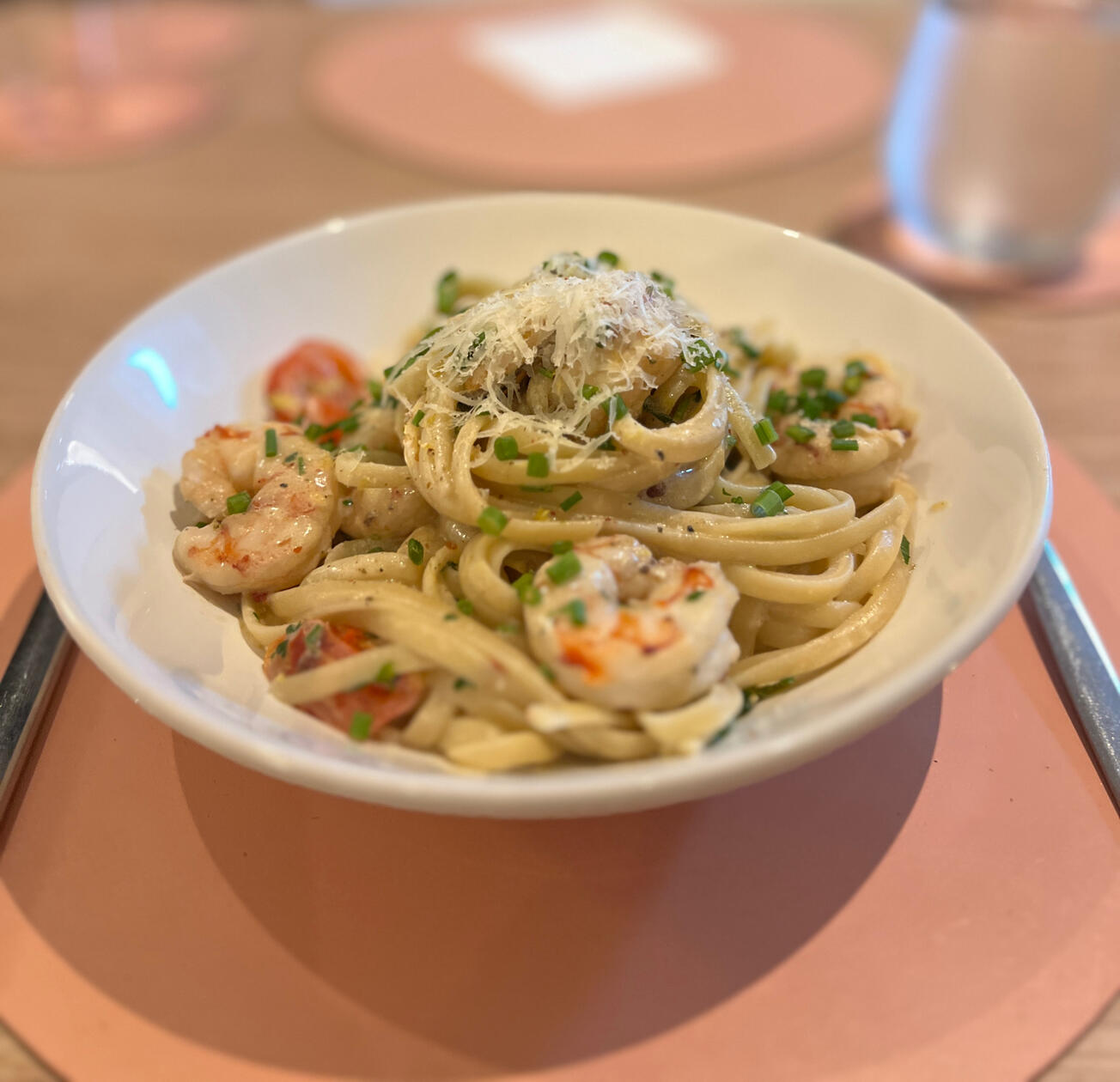 LINGUINE DE MAR / langostinos, mejillones, zest, ciboulette / $16990