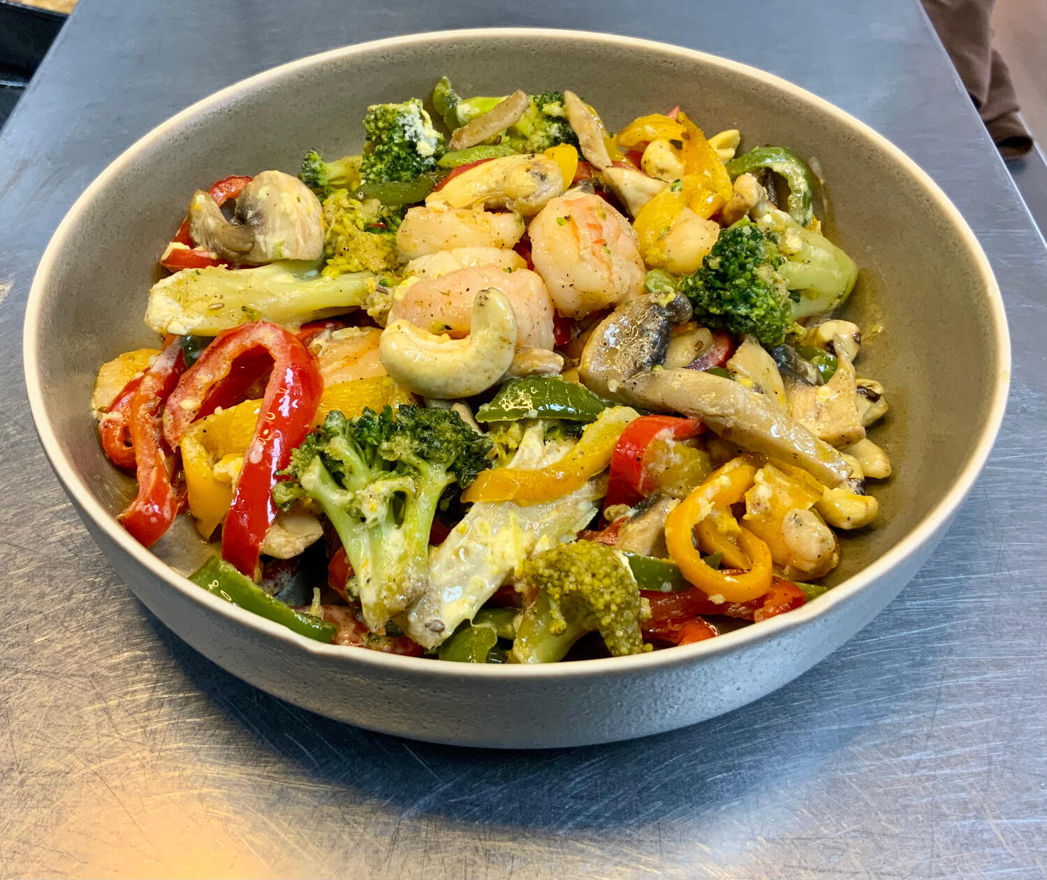 ENSALADA TIBIA DE MAR Y TIERRA / camarones, brocoli, pimientos, champignes, castañas de caju, salteados con crema cítrica / $13790