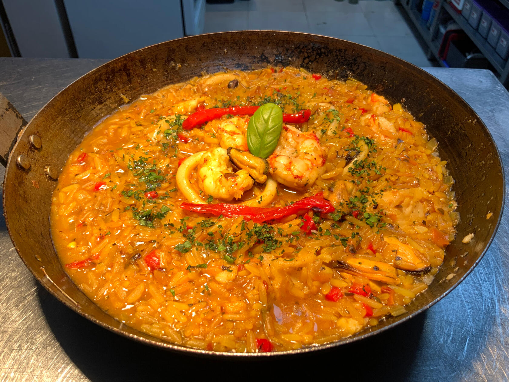 PAELLA DE MARISCOS / variedad de mariscos, arroz / $14800