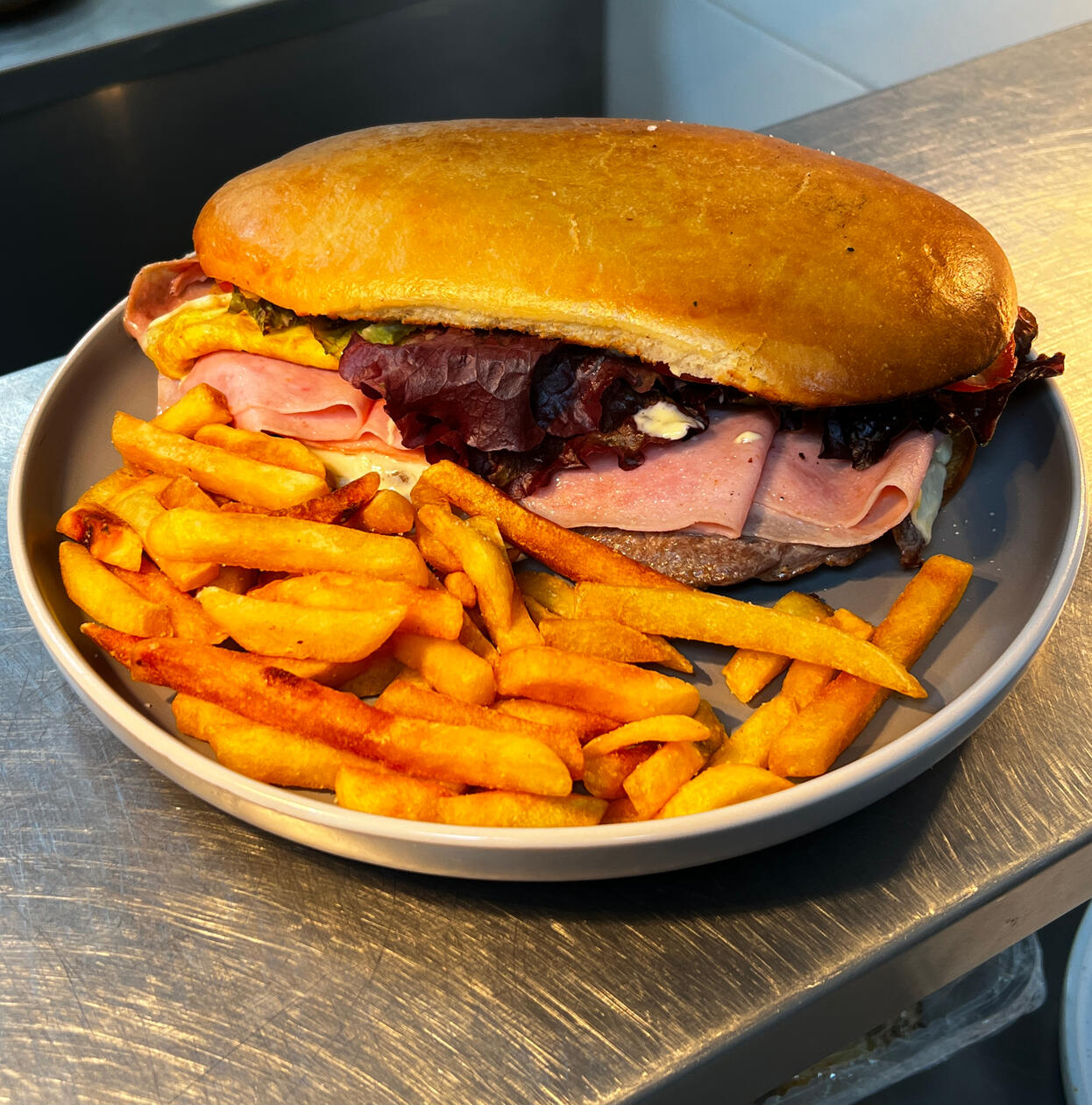 LOMITO ARGENTINO / 100% lomo de ternera, lechuga, tomate, jamón cocido, queso dambo, huevo, mayonesa, fritas / $17590