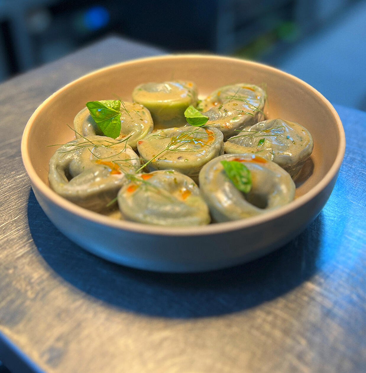 CAPPELLETTIS / de trucha patagónica y brócoli, masa de rúcula y salsa de manteca con finas hierbas / $16200