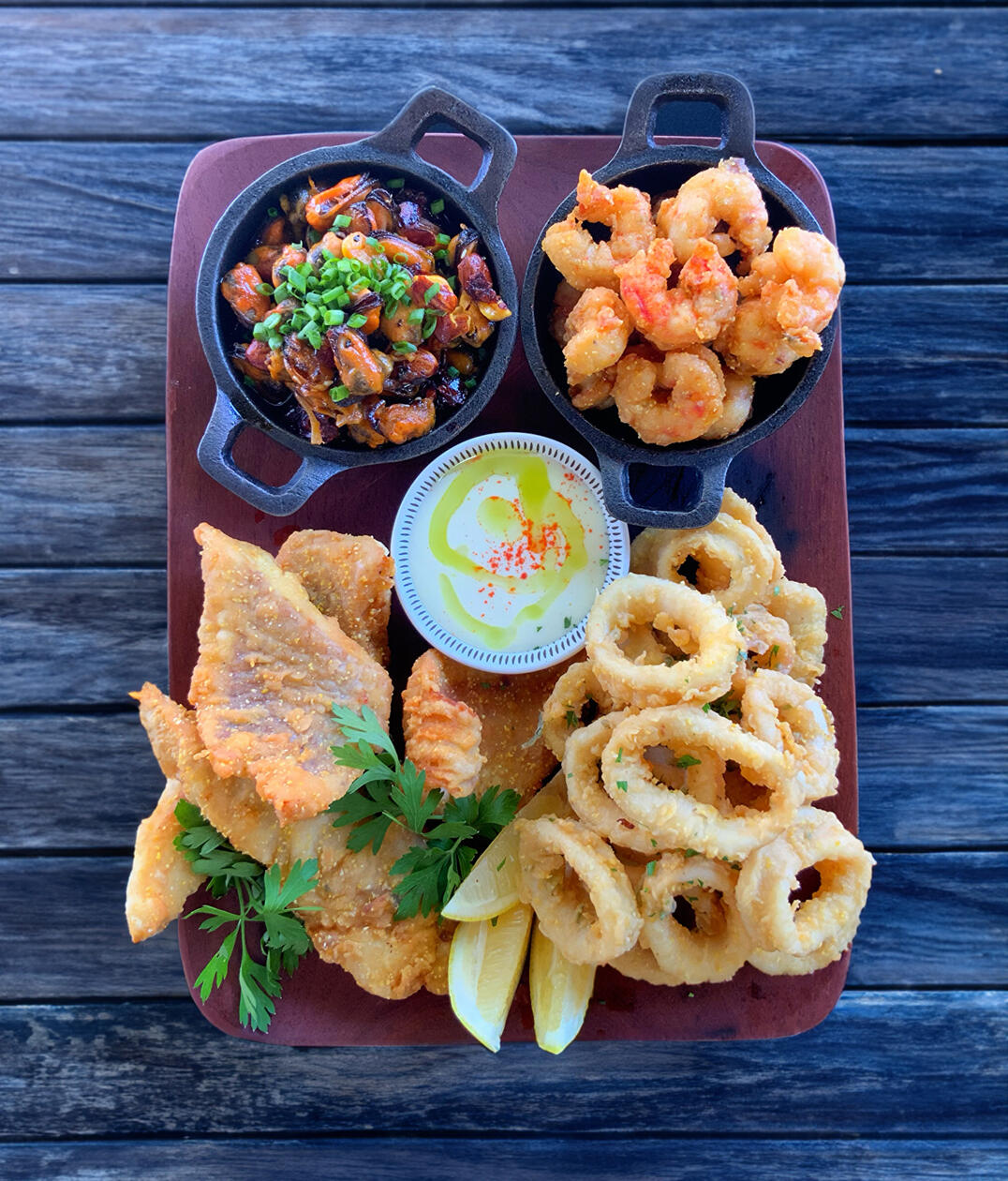 TABLA DE MAR (2 personas) / langostinos fritos, rabas, lenguado, mejillones al ajillo, aceite palma, mayonesa de albahaca y limón / $34990