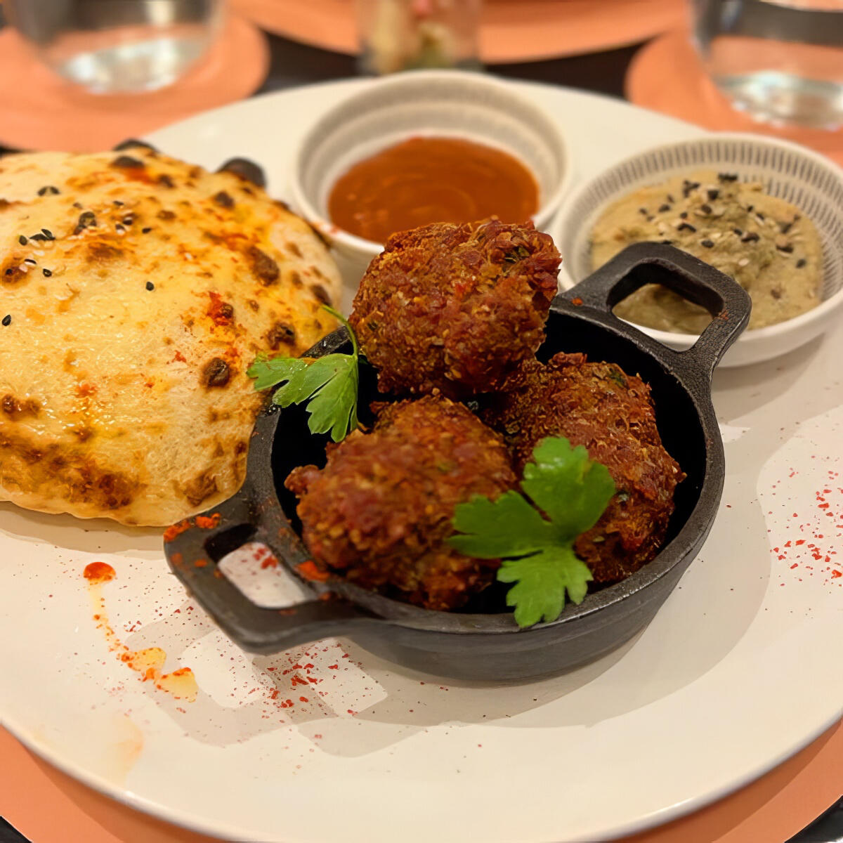 KEPI / Ternera, trigo burgol, pan pita, babaganoush, salsa / $8100