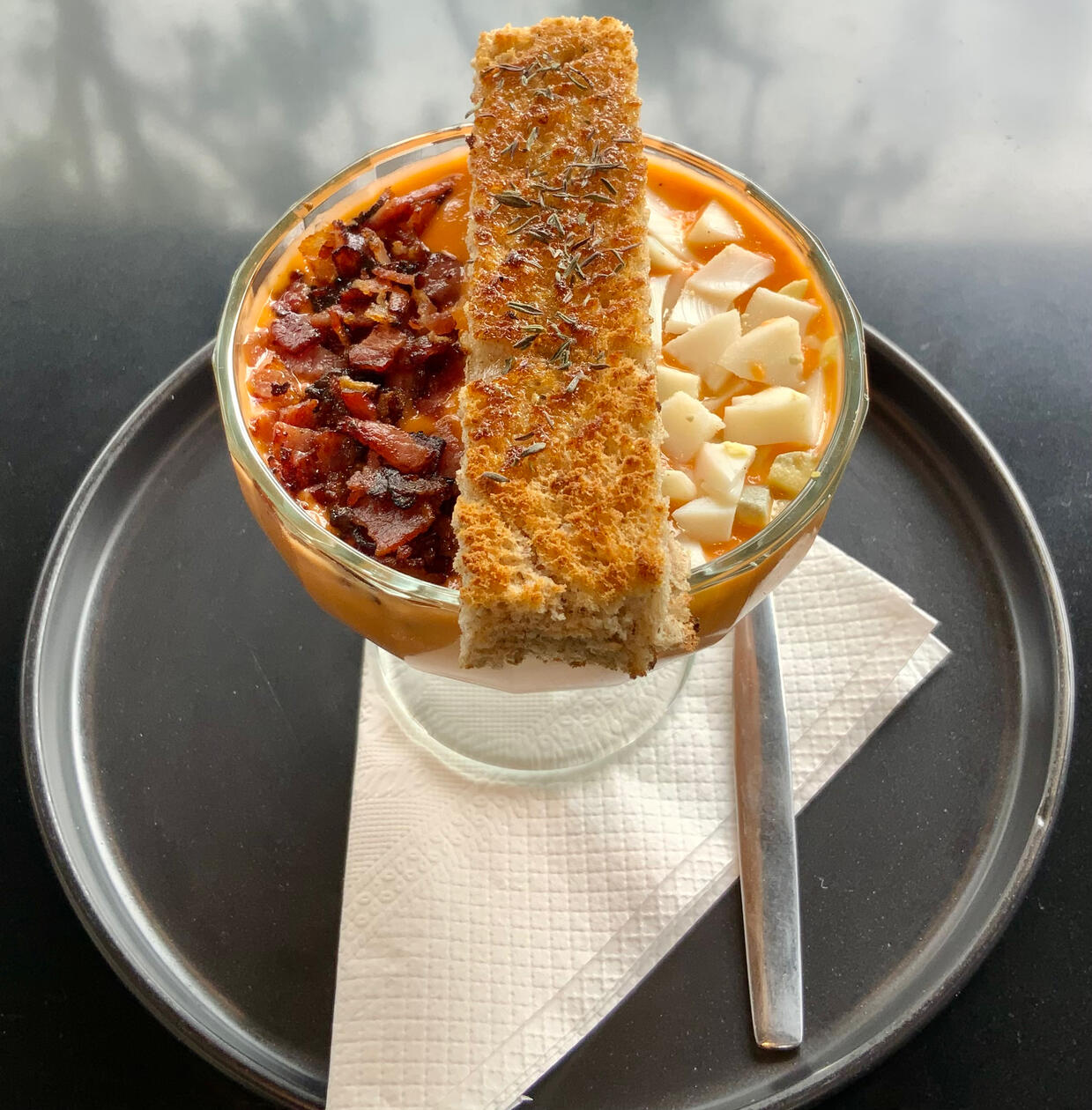 SALMOREJO TRANSERRANO / majado de tomates, oliva, ajo y pan, con panceta crunchy, huevo / $8100