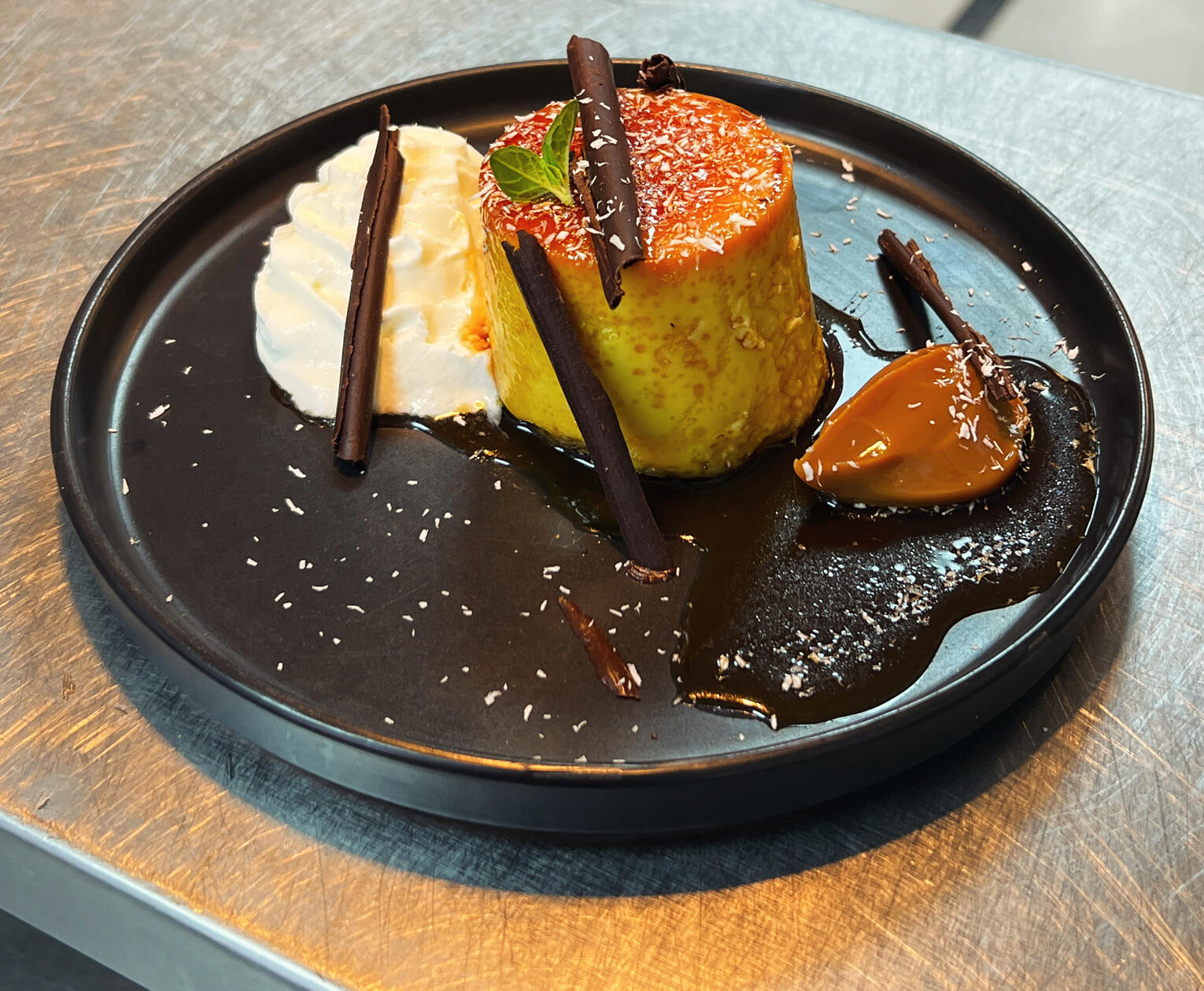 FLAN CASERO / coco, leche condensada, chocolate, crema, dulce de leche / $5690