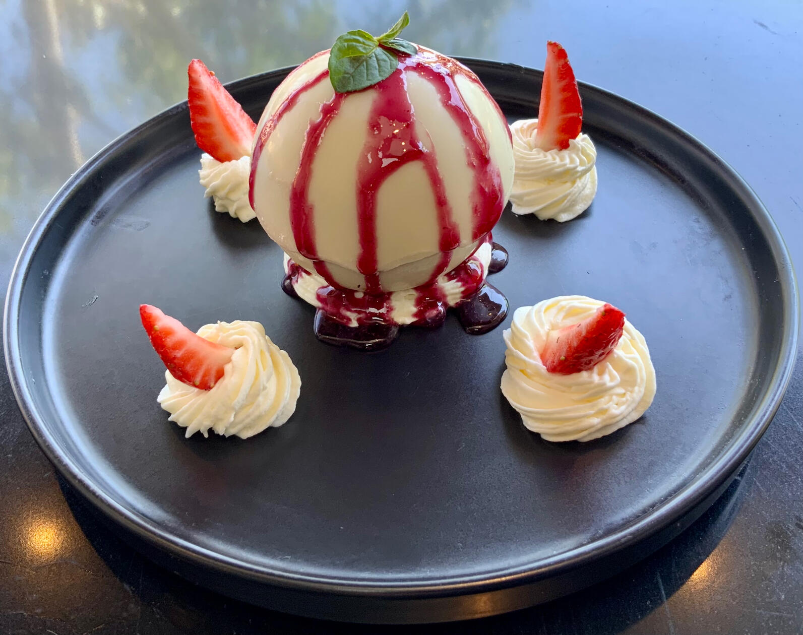 LUNA DE PRIMAVERA / cascarón de chocolate blanco, mousse de limón, bizcocho de vainilla, corazón de frutos rojos / $7990